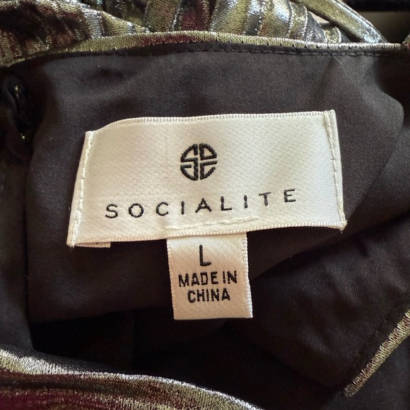 Socialite Pleated Foil Sleeveless Maxi Dress - Picture 5 of 5